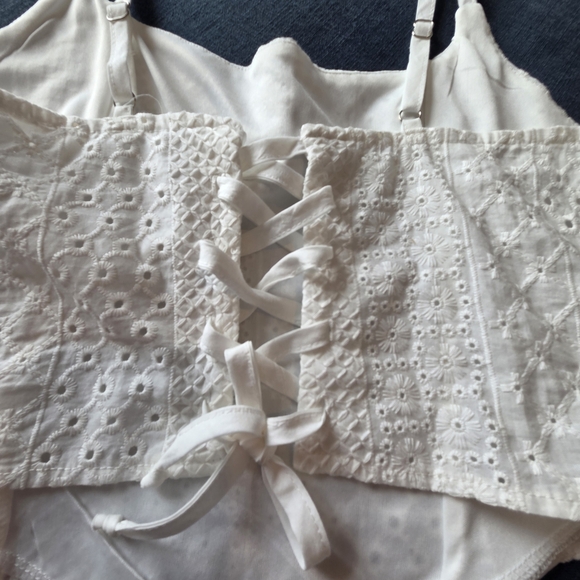 Chic White Eyelet Camisole Top - Picture 5 of 5